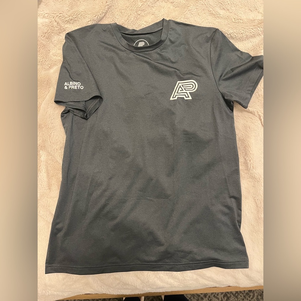 Albino and Preto Workout Shirt
